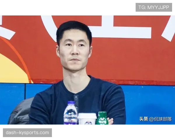 王励勤拖鞋拎菜篮，手腕那块表亮得想直接上去打听价