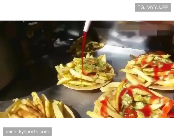 邢傲伟排队买街头炸鸡，抬手那块表比摊主的收银机还值钱